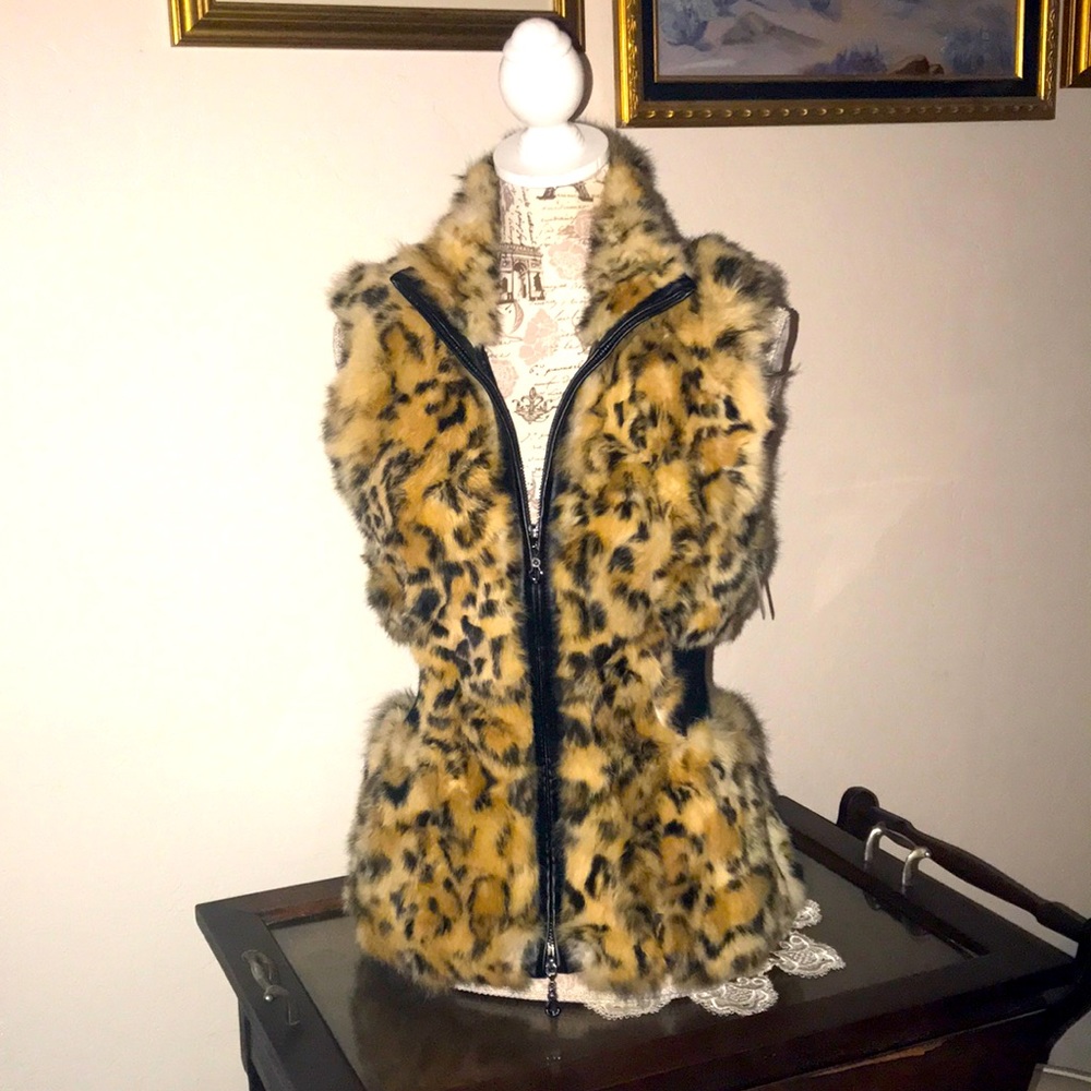 Dolce Cabo Leopard Print Rabbit Vest 2 way zip up.
